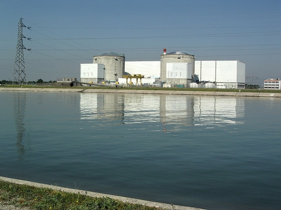 Francouzské jaderné elektrárny přehřívají místní řeky